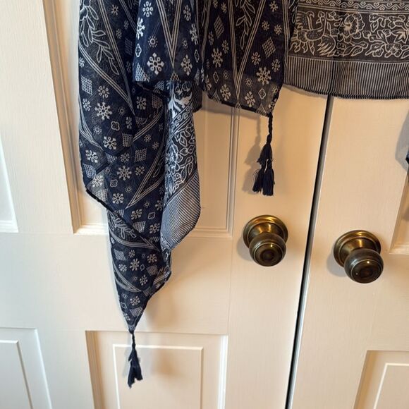 NWT 2 CHIC BLUE WHITE FLORAL WRAP SARONG SCARF COVERUP TASSELS SHEER BOHO - Picture 4 of 7